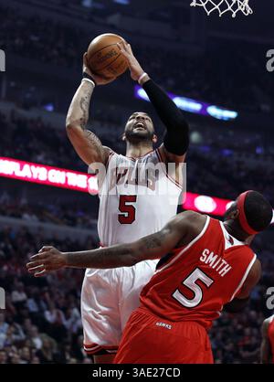 20. Februar 2012 - Chicago, IL, USA - Chicago Bulls POWER Forward Carlos Boozer (5) schießt in der ersten Halbzeit im United Center in Chicago, Illinois, Montag, 20. Februar 2012 über Atlanta Hawks POWER Forward Josh Smith (5). (Bild: © Nuccio Dinuzzo/Chicago Tribune/MCT/ZUMAPRESS.com) Stockfoto