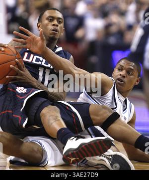 20. Februar 2012 - Philadelphia, PA, USA - Ryan Boatright aus Connecticut, links, stiehlt am Montag, 20. Februar 2012 im Wells Fargo Center in Philadelphia, Pennsylvania, den Ball von Villanova Ty Johnson. (Bild: © Ron Cortes/Philadelphia Inquirer/MCT/ZUMAPRESS.com) Stockfoto