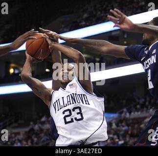 20. Februar 2012 - Philadelphia, PA, USA - Villanovas Dominic Cheeks kann am Montag, den 20. Februar 2012, im Wells Fargo Center in Philadelphia, Pennsylvania, nicht in den letzten Sekunden der ersten Halbzeit gegen Connecticut Punkten. (Bild: © Ron Cortes/Philadelphia Inquirer/MCT/ZUMAPRESS.com) Stockfoto