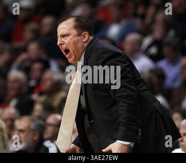 20. Februar 2012: Chicago, IL, USA – der Trainer der Chicago Bulls Tom Thibodeau widerspricht den Schiedsrichtern während der ersten Halbzeit gegen die Atlanta Hawks im United Center in Chicago, Illinois, Montag, 20. Februar 2012. (Bild: © Nuccio Dinuzzo/Chicago Tribune/MCT/ZUMAPRESS.com) Stockfoto