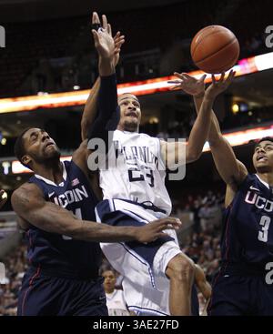 20. Februar 2012 – Philadelphia, PA, USA – Villanovas Dominic Cheek fährt am Montag, 20. Februar 2012, zwischen den Verteidigern Alex Oriakhi und Jeremy Lamb, rechts, während der ersten Halbzeit im Wells Fargo Center in Philadelphia, Pennsylvania. (Bild: © Ron Cortes/Philadelphia Inquirer/MCT/ZUMAPRESS.com) Stockfoto