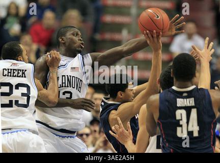 20. Februar 2012 - Philadelphia, PA, USA - Villanovas Mouphtaou Yarou bekommt den Block, aber auch das Foul auf Jeremy Lamb in Connecticut während der Spielaktion im Wells Fargo Center in Philadelphia, Pennsylvania, Montag, 20. Februar 2012. UConn besiegte Villanova in den Überstunden von 73 bis 70. (Bild: © Ron Cortes/Philadelphia Inquirer/MCT/ZUMAPRESS.com) Stockfoto