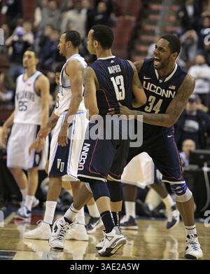 20. Februar 2012 - Philadelphia, PA, USA - Alex Oriakhi (34) aus Connecticut feiert mit Teamkollege Shabazz Napier (13), nachdem er in der Überstunden den spielsiegreichen Dreipunktschuss gegen Villianova getroffen hat. UConn besiegte Villanova zwischen 73 und 70 im Wells Fargo Center in Philadelphia, Pennsylvania am Montag, den 20. Februar 2012. (Bild: © Ron Cortes/Philadelphia Inquirer/MCT/ZUMAPRESS.com) Stockfoto