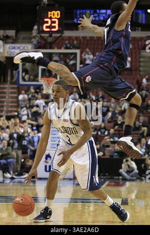 20. Februar 2012 - Philadelphia, PA, USA - Ty Johnson von Villanova wartet darauf, dass Ryan Boatright von Connecticut vorbeifliegen kann, bevor er sich während der Spieletage im Wells Fargo Center in Philadelphia, Pennsylvania, am Montag, den 20. Februar 2012 bewegt. UConn besiegte Villanova in den Überstunden von 73 bis 70. (Bild: © Ron Cortes/Philadelphia Inquirer/MCT/ZUMAPRESS.com) Stockfoto