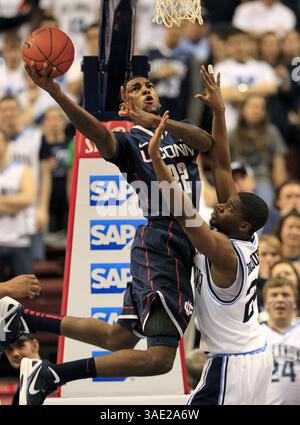 Februar 2012 - Philadelphia, PA, USA - Achraf Yacoubou aus Villanova, rechts, sieht Roscoe Smith aus Connecticut im Wells Fargo Center in Philadelphia, Pennsylvania, am Montag, 20. Februar 2012. UConn besiegte Villanova in den Überstunden von 73 bis 70. (Bild: © Ron Cortes/Philadelphia Inquirer/MCT/ZUMAPRESS.com) Stockfoto