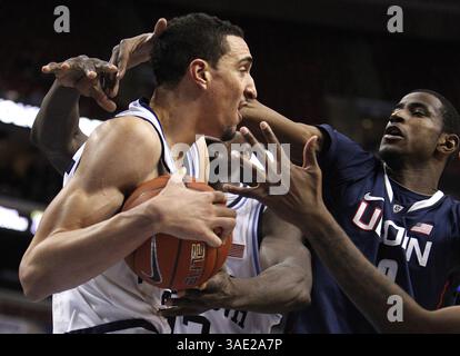 20. Februar 2012 - Philadelphia, PA, USA - Maurice Sutton von Villanova, links, wird nach einem Rückstoß während der Spieletätigkeit im Wells Fargo Center in Philadelphia, Pennsylvania, von Connecticut-Verteidigern umzingelt 2012. UConn besiegte Villanova in den Überstunden von 73 bis 70. (Bild: © Ron Cortes/Philadelphia Inquirer/MCT/ZUMAPRESS.com) Stockfoto