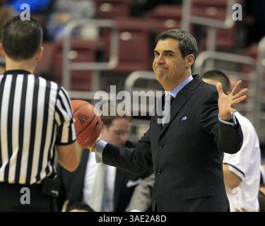 20. Februar 2012 - Philadelphia, PA, USA - Villanova-Cheftrainer Jay Wright zeigt Unmut, nachdem Maurice Sutton während einer Aktion gegen Connecticut im Wells Fargo Center in Philadelphia, Pennsylvania, am Montag, den 20. Februar 2012 ein Foul begangen wurde. UConn besiegte Villanova in den Überstunden von 73 bis 70. (Bild: © Ron Cortes/Philadelphia Inquirer/MCT/ZUMAPRESS.com) Stockfoto