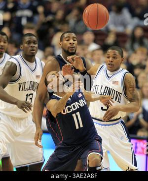 20. Februar 2012 - Philadelphia, PA, USA - Villanovas Mouphtaou Yarou, links, und Ty Johnson sehen, wie Ryan Boatright (11) von Connecticut am Montag, den 20. Februar 2012 im Wells Fargo Center in Philadelphia, Pennsylvania, einen losen Ball verfolgen. UConn besiegte Villanova in den Überstunden von 73 bis 70. (Bild: © Ron Cortes/Philadelphia Inquirer/MCT/ZUMAPRESS.com) Stockfoto