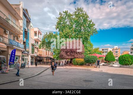 Komotini, Griechenland - August 31 2024: Der Central Square oder Eirini Square, eine Fußgängerzone im Zentrum der Stadt, mit vielen Geschäften und Cafés Stockfoto