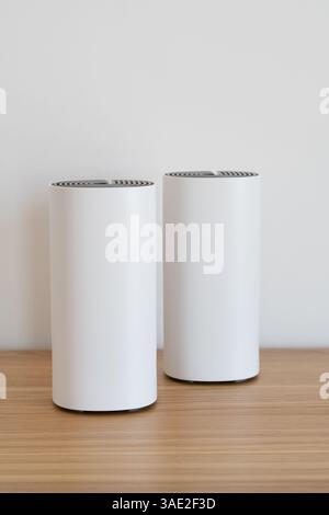 WLAN-Mesh-Router und Satellitensystem Stockfoto
