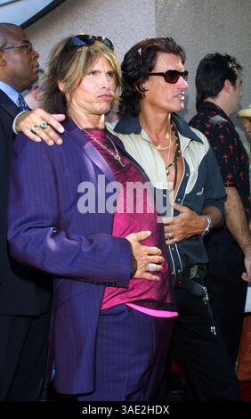 August 2001; Los Angeles, CA, USA; Sänger STEVEN TYLER & JOE PERRY von der Rockband AEROSMITH bei den Teen Choice Awards 2001. (Bild: Lisa O'Connor/ZUMAPRESS.com) Stockfoto