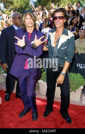 August 2001; Los Angeles, CA, USA; Sänger STEVEN TYLER & JOE PERRY von der Rockband AEROSMITH bei den Teen Choice Awards 2001. (Bild: Lisa O'Connor/ZUMAPRESS.com) Stockfoto
