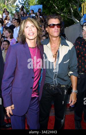 August 2001; Los Angeles, CA, USA; Sänger STEVEN TYLER & JOE PERRY von der Rockband AEROSMITH bei den Teen Choice Awards 2001. (Bild: Lisa O'Connor/ZUMAPRESS.com) Stockfoto