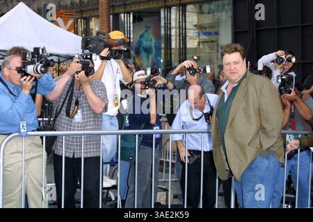 Oktober 2001; Los Angeles, CA, USA; Schauspieler JOHN GOODMAN bei der Premiere von „Monsters Inc.“. (Bild: Lisa O'Connor/ZUMAPRESS.com) Stockfoto