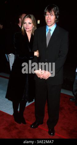 Dez. 2001; Los Angeles, CA, USA; Schauspielerin MICHELLE PFEIFFER und Ehemann Autor/Produzent DAVID E. KELLEY bei der Premiere von „I am Sam.“. (Bild: Lisa O'Connor/ZUMAPRESS.com) Stockfoto