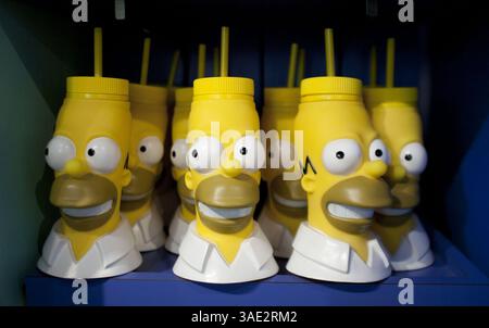 Februar 2012 - Los Angeles, KALIFORNIEN, USA - die Simpsons-Sourvenirs im Gemischtwarenladen der Universal Studios in Los Angeles, Kalifornien, Montag, 20. Februar 2012. Die Simpsons wurden schließlich zur am längsten laufenden amerikanischen Sitcom, der am längsten laufenden amerikanischen Zeichentrickserie, und 2009 überstieg sie Gunsmoke als die am längsten laufende amerikanische Primetime-Fernsehserie. Seit ihrem Debüt am 17. Dezember 1989 wurden 500 Episoden ausgestrahlt und die 23. Staffel wurde am 25. September 2011 ausgestrahlt. Am 7. Oktober 2011 wurde die Show bis zur 25. Staffel erneuert. ARMANDO ARORIZO. ( Stockfoto