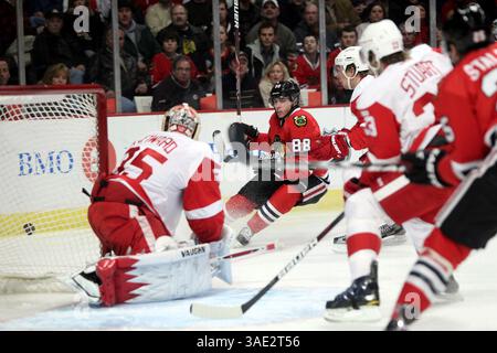 21. Februar 2012: Chicago, IL, USA: Patrick Kane (88) der Chicago Blackhawks verliert am Dienstag, den 21. Februar 2012 im United Center in Chicago, Illinois, gegen die Detroit Red Wings den Puck. Chicago hat Detroit mit 2:1. (Bild: © Chris Sweda/Chicago Tribune/MCT/ZUMAPRESS.com) Stockfoto