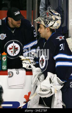 21. Februar 2012: Winnipeg, Manitoba, Kanada, NHL 2012 - 21. Februar; Winnipeg, MB, CAN; Winnipeg Jets Torhüter Ondrej Pavelec (31) und Chris Mason (50) plaudern während einer ersten Zeit im MTS Centre. Obligatorischer Credit: Bobby Navasca – Southcreek Global Media (Bild: © Bobby Navasca/Southcreek/ZUMAPRESS.com) Stockfoto