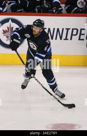 21. Februar 2012 – Winnipeg, Manitoba, Kanada – NHL 2012 – 21. Februar; Winnipeg, MB, CAN; Winnipeg Jets Defenseman Ron Hainsey (6), der den Puck in der ersten Periode im MTS Centre verlässt. Obligatorischer Credit: Bobby Navasca – Southcreek Global Media (Bild: © Bobby Navasca/Southcreek/ZUMAPRESS.com) Stockfoto