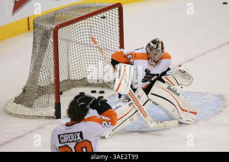 21. Februar 2012: Winnipeg, Manitoba, Kanada – NHL 2012 – 21. Februar; Winnipeg, MB, CAN; Philadelphia Flyers Torhüter Sergei Bobrovsky Â (35) während des Vorspiels im MTS Centre. Obligatorischer Credit: Bobby Navasca – Southcreek Global Media (Bild: © Bobby Navasca/Southcreek/ZUMAPRESS.com) Stockfoto