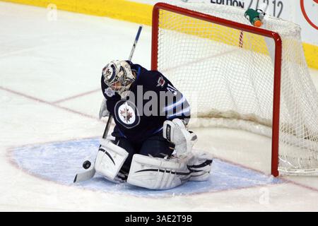 21. Februar 2012 – Winnipeg, Manitoba, Kanada – NHL 2012 – 21. Februar; Winnipeg, MB, CAN; Winnipeg Jets Torhüter Ondrej Pavelec (31) mit einem Stock im MTS Centre. Obligatorischer Credit: Bobby Navasca – Southcreek Global Media (Bild: © Bobby Navasca/Southcreek/ZUMAPRESS.com) Stockfoto