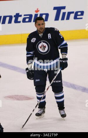 21. Februar 2012: Winnipeg, Manitoba, Kanada, NHL 2012, 21. Februar; Winnipeg, MB, CAN; Winnipeg Jets Defenseman Dustin Byfuglien (33) während des Vorspiels im MTS Centre. Obligatorischer Credit: Bobby Navasca – Southcreek Global Media (Bild: © Bobby Navasca/Southcreek/ZUMAPRESS.com) Stockfoto