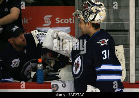 21. Februar 2012: Winnipeg, Manitoba, Kanada – NHL 2012 – 21. Februar; Winnipeg, MB, CAN; Winnipeg Jets Torhüter Ondrej Pavelec (31) und Chris Mason (50) Bump Fsts, da das Spiel in der ersten Periode im MTS Centre fortgesetzt wird. Obligatorischer Credit: Bobby Navasca – Southcreek Global Media (Bild: © Bobby Navasca/Southcreek/ZUMAPRESS.com) Stockfoto