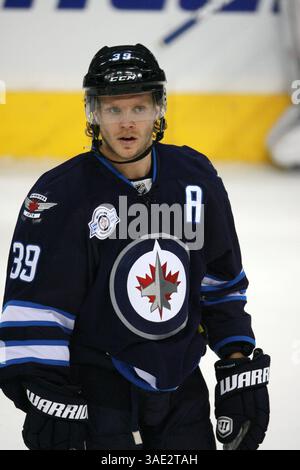 21. Februar 2012: Winnipeg, Manitoba, Kanada, NHL 2012 - 21. Februar; Winnipeg, MB, CAN; Winnipeg Jets Defenseman Tobias Enstrom (39) während der ersten Periode im MTS Centre. Obligatorischer Credit: Bobby Navasca – Southcreek Global Media (Bild: © Bobby Navasca/Southcreek/ZUMAPRESS.com) Stockfoto