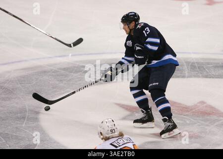 21. Februar 2012 – Winnipeg, Manitoba, Kanada – NHL 2012 – 21. Februar; Winnipeg, MB, CAN; Winnipeg Jets Center Kyle Wellwood (13), der den Puck während der ersten Periode im MTS Centre vorbeibrachte. Obligatorischer Credit: Bobby Navasca – Southcreek Global Media (Bild: © Bobby Navasca/Southcreek/ZUMAPRESS.com) Stockfoto