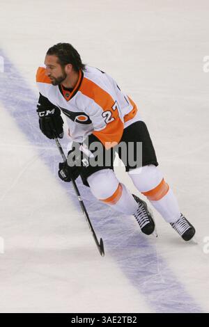 21. Februar 2012 - Winnipeg, Manitoba, Kanada - NHL 2012 - 21. Februar; Winnipeg, MB, CAN; Philadelphia Flyers Center Maxime Talbot Â (27) während des Vorspiels im MTS Centre. Obligatorischer Credit: Bobby Navasca – Southcreek Global Media (Bild: © Bobby Navasca/Southcreek/ZUMAPRESS.com) Stockfoto