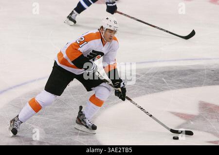 21. Februar 2012 – Winnipeg, Manitoba, Kanada – NHL 2012 – 21. Februar; Winnipeg, MB, CAN; Philadelphia Flyers Forward James van Riemsdyk Â (21) bringt den Puck während der ersten Periode im MTS Centre auf das Mitteleis. Obligatorischer Credit: Bobby Navasca – Southcreek Global Media (Bild: © Bobby Navasca/Southcreek/ZUMAPRESS.com) Stockfoto