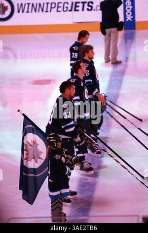 21. Februar 2012 – Winnipeg, Manitoba, Kanada – NHL 2012 – 21. Februar; Winnipeg, MB, CAN; Winnipeg Jets Starters stehen an der blauen Linie für den Gesang der Hymnen im MTS Centre an. Obligatorischer Credit: Bobby Navasca – Southcreek Global Media (Bild: © Bobby Navasca/Southcreek/ZUMAPRESS.com) Stockfoto