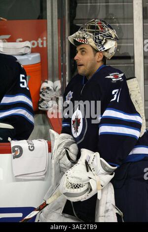 21. Februar 2012: Winnipeg, Manitoba, Kanada, NHL 2012 - 21. Februar; Winnipeg, MB, CAN; Winnipeg Jets Torwart Ondrej Pavelec (31) während einer Auszeit im MTS Centre. Obligatorischer Credit: Bobby Navasca – Southcreek Global Media (Bild: © Bobby Navasca/Southcreek/ZUMAPRESS.com) Stockfoto