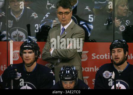 21. Februar 2012: Winnipeg, Manitoba, Kanada, NHL 2012, 21. Februar; Winnipeg, MB, CAN; Cheftrainer der Winnipeg Jets, Claude Noel, der sich während der ersten Periode im MTS Centre auf das Spiel konzentriert. Obligatorischer Credit: Bobby Navasca – Southcreek Global Media (Bild: © Bobby Navasca/Southcreek/ZUMAPRESS.com) Stockfoto