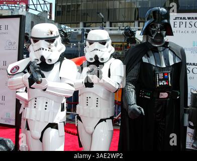 Mai 2002; Hollywood, CA, USA; DARTH VADER & STORM TROOPERS @ 'Star Wars: Episode II Attack of the Clones' Premiere im Mann Chinese Theatres. (Bild: Lisa O'Connor/ZUMAPRESS.com) Stockfoto