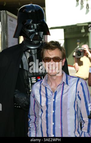 Mai 2002; Hollywood, CA, USA; Schauspieler EWAN McGregor + DARTH VADER @ 'Star Wars: Episode II Attack of the Clones' Premiere in Mann Chinese Theatres. (Bild: Lisa O'Connor/ZUMAPRESS.com) Stockfoto