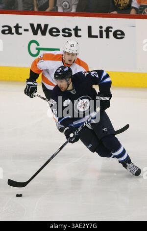 21. Februar 2012 – Winnipeg, Manitoba, Kanada – NHL 2012 – 21. Februar; Winnipeg, MB, CAN; Winnipeg Jets Forward Blake Wheeler (26), der den Puck in der dritten Periode im MTS Centre trägt. Philadelphia Flyers gewinnen 5-4 in Overtime. Obligatorischer Credit: Bobby Navasca – Southcreek Global Media (Bild: © Bobby Navasca/Southcreek/ZUMAPRESS.com) Stockfoto