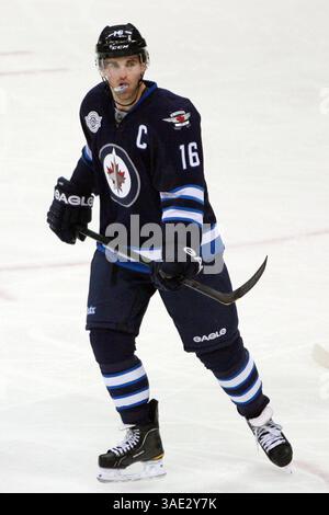 Februar 2012 - Winnipeg, Manitoba, Kanada - NHL 2012 - Februar 21; Winnipeg, MB, CAN; Winnipeg Jets Forward Andrew Ladd (16) auf dem Eis in der zweiten Periode im MTS Centre. Philadelphia Flyers gewinnen 5-4 in Overtime. Obligatorischer Credit: Bobby Navasca – Southcreek Global Media (Bild: © Bobby Navasca/Southcreek/ZUMAPRESS.com) Stockfoto