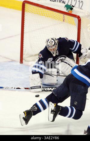 21. Februar 2012 – Winnipeg, Manitoba, Kanada – NHL 2012 – 21. Februar; Winnipeg, MB, CAN; Winnipeg Jets Torwart Ondrej Pavelec (31) mit einem weiteren Stock im MTS Center. Philadelphia Flyers gewinnen 5-4 in Overtime. Obligatorischer Credit: Bobby Navasca – Southcreek Global Media (Bild: © Bobby Navasca/Southcreek/ZUMAPRESS.com) Stockfoto
