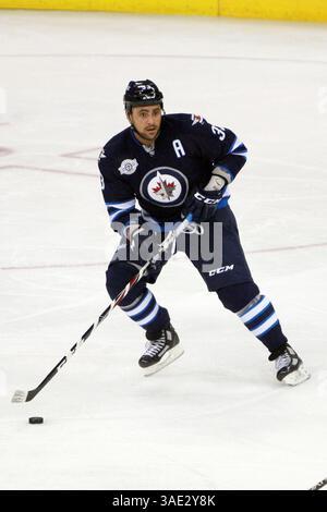 21. Februar 2012 – Winnipeg, Manitoba, Kanada – NHL 2012 – 21. Februar; Winnipeg, MB, CAN; Winnipeg Jets Defenseman Dustin Byfuglien (33) mit dem Puck in der zweiten Periode im MTS Centre. Philadelphia Flyers gewinnen 5-4 in Overtime. Obligatorischer Credit: Bobby Navasca – Southcreek Global Media (Bild: © Bobby Navasca/Southcreek/ZUMAPRESS.com) Stockfoto