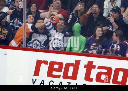 Februar 2012 - Winnipeg, Manitoba, Kanada - NHL 2012 - Feb 21; Winnipeg, MB, CAN; Philadelphia-Fans gemischt mit Winnipeg-Fans und einem grünen Fan im MTS Centre. Philadelphia Flyers gewinnen 5-4 in Overtime. Obligatorischer Credit: Bobby Navasca – Southcreek Global Media (Bild: © Bobby Navasca/Southcreek/ZUMAPRESS.com) Stockfoto