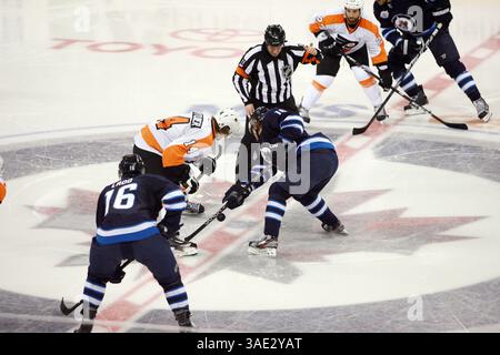 Februar 2012 - Winnipeg, Manitoba, Kanada - NHL 2012 - Februar 21; Winnipeg, MB, CAN; Eröffnung des dritten Zeitraums im MTS Center. Philadelphia Flyers gewinnen 5-4 in Overtime. Obligatorischer Credit: Bobby Navasca – Southcreek Global Media (Bild: © Bobby Navasca/Southcreek/ZUMAPRESS.com) Stockfoto