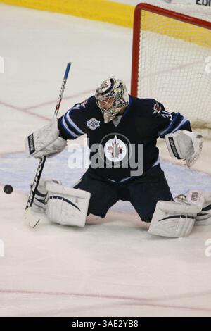 21. Februar 2012: Winnipeg, Manitoba, Kanada – NHL 2012 – 21. Februar; Winnipeg, MB, CAN; Winnipeg Jets Torwart mit einem Stock im MTS Centre. Philadelphia Flyers gewinnen 5-4 in Overtime. Obligatorischer Credit: Bobby Navasca – Southcreek Global Media (Bild: © Bobby Navasca/Southcreek/ZUMAPRESS.com) Stockfoto