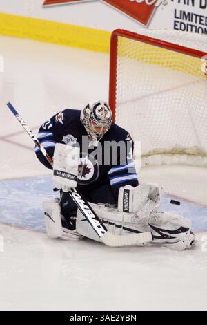 21. Februar 2012 – Winnipeg, Manitoba, Kanada – NHL 2012 – 21. Februar; Winnipeg, MB, CAN; Winnipeg Jets Torhüter Ondrej Pavelec (31) mit einem weiteren Einsparen im dritten Zeitraum im MTS Center. Philadelphia Flyers gewinnen 5-4 in Overtime. Obligatorischer Credit: Bobby Navasca – Southcreek Global Media (Bild: © Bobby Navasca/Southcreek/ZUMAPRESS.com) Stockfoto