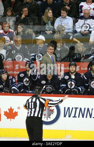 Februar 2012 – Winnipeg, Manitoba, Kanada – NHL 2012 – 21. Februar; Winnipeg, MB, CAN; Cheftrainer von Winnipeg Jets spricht mit einem der Empfehlungen im MTS Centre ein paar Worte. Philadelphia Flyers gewinnen 5-4 in Overtime. Obligatorischer Credit: Bobby Navasca – Southcreek Global Media (Bild: © Bobby Navasca/Southcreek/ZUMAPRESS.com) Stockfoto