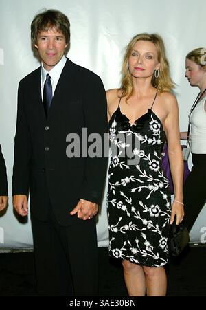 Schauspielerin MICHELLE PFEIFFER und Produzent/Ehemann DAVID E. KELLY beim Rodeo Drive Walk of Style Award am Rodeo Drive. (Bild: Lisa O'Connor/ZUMAPRESS.com) Stockfoto