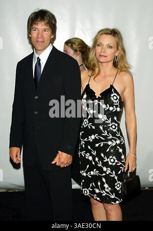 Schauspielerin MICHELLE PFEIFFER und Produzent/Ehemann DAVID E. KELLY beim Rodeo Drive Walk of Style Award am Rodeo Drive. (Bild: Lisa O'Connor/ZUMAPRESS.com) Stockfoto