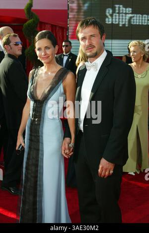 September 2003; Hollywood, CA, USA; Schauspielerin COURTENEY COX-ARQUETTE und Ehemann DAVID ARQUETTE kommen bei der 55. jährlichen Primetime Emmy Awards im Shrine Auditorium in Hollywood, Kalifornien. (Bild: Lisa O'Connor/ZUMAPRESS.com) Stockfoto