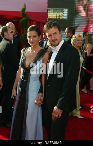 September 2003; Hollywood, CA, USA; Schauspielerin COURTENEY COX-ARQUETTE und Ehemann DAVID ARQUETTE kommen bei der 55. jährlichen Primetime Emmy Awards im Shrine Auditorium in Hollywood, Kalifornien. (Bild: Lisa O'Connor/ZUMAPRESS.com) Stockfoto
