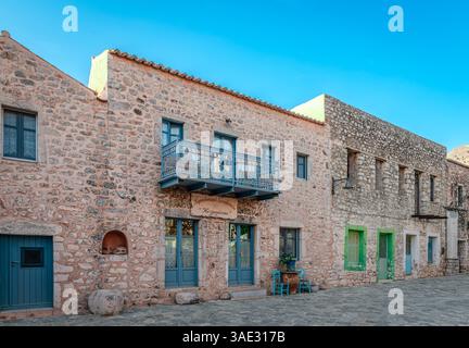 Traditionelle Steinhäuser in der Altstadt von Areopolis, in East Mani, Peloponnes, Griechenland, typisch für die Maniot-Architektur. Stockfoto